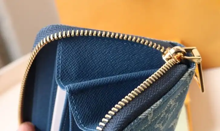 LV Wallets 4178D-0029